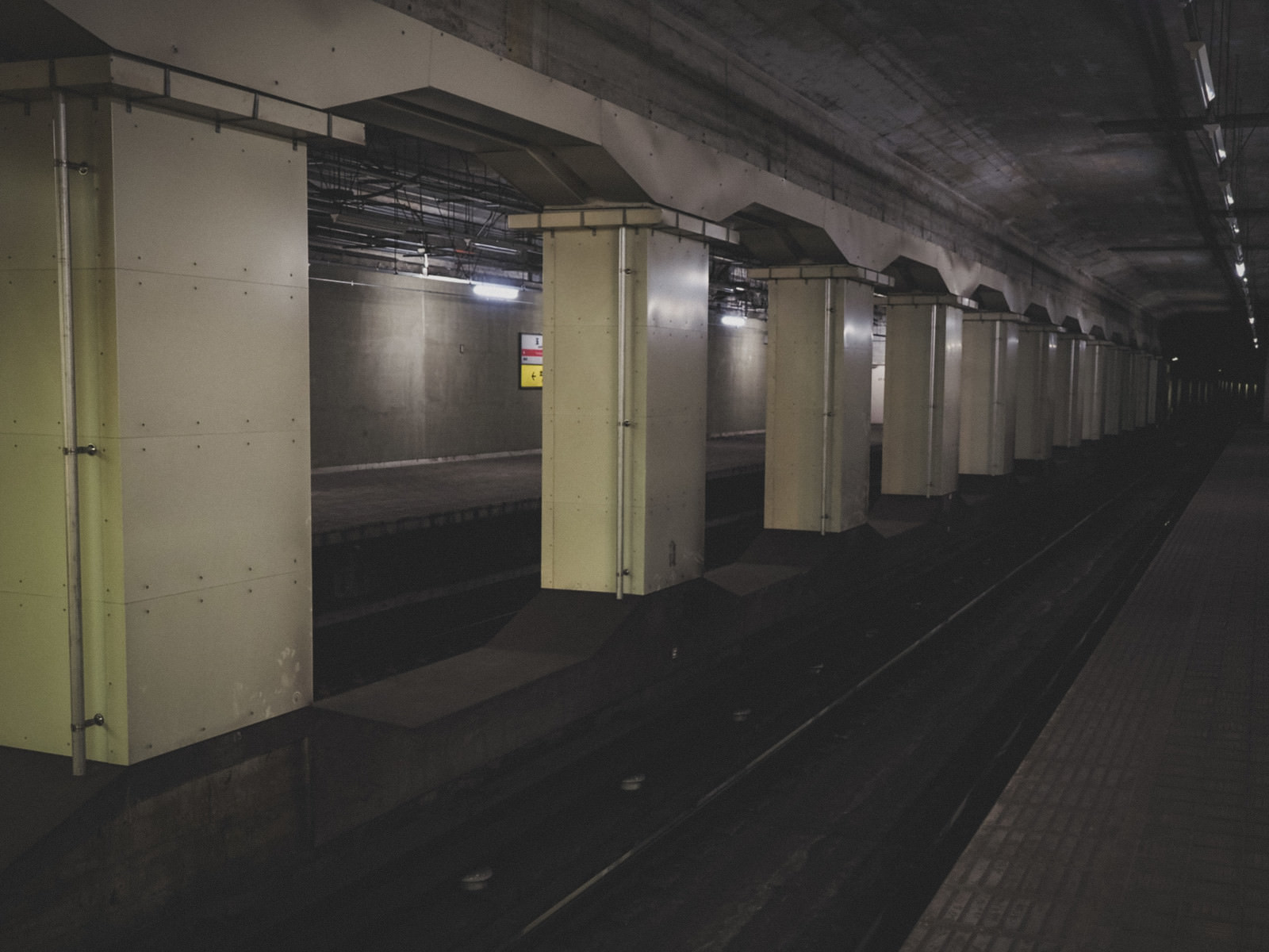 「地下鉄玉川駅の線路（大阪府）」の写真