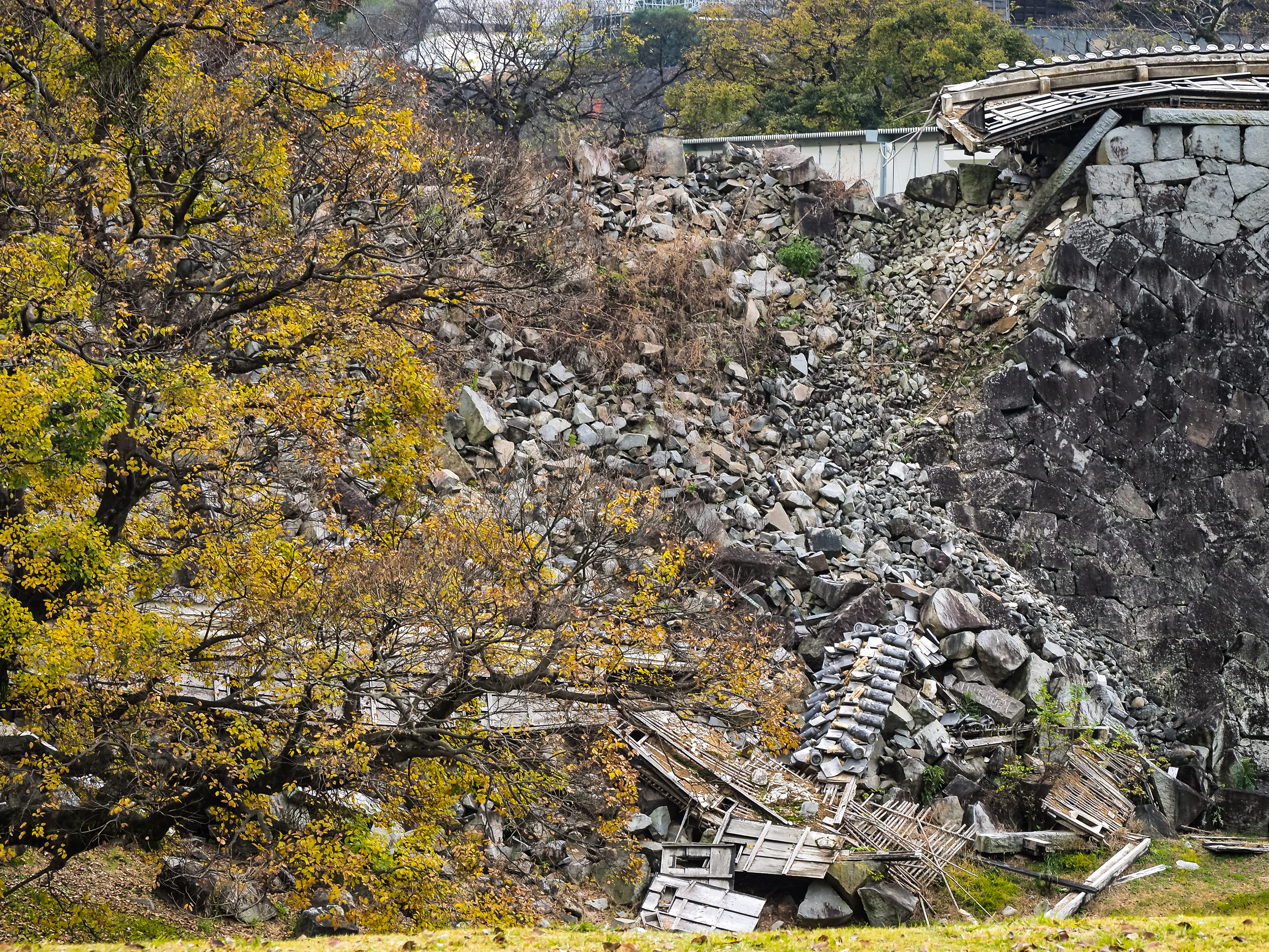 熊本地震で被災した熊本城の石垣の写真素材 ぱくたそ