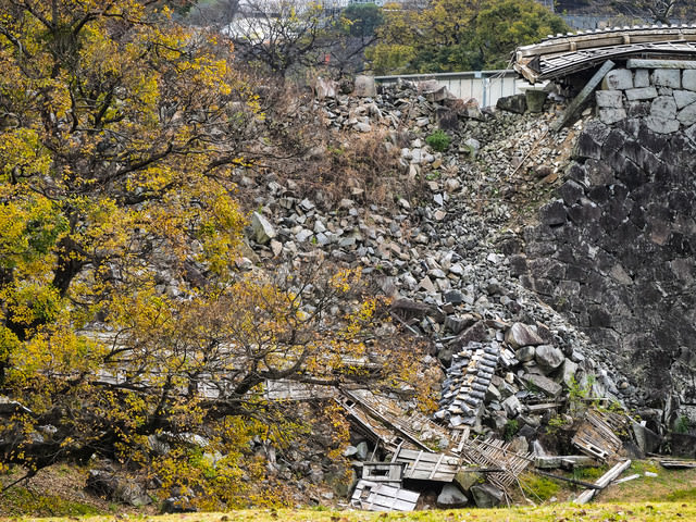 「熊本地震で被災した熊本城の石垣」のフリー写真素材