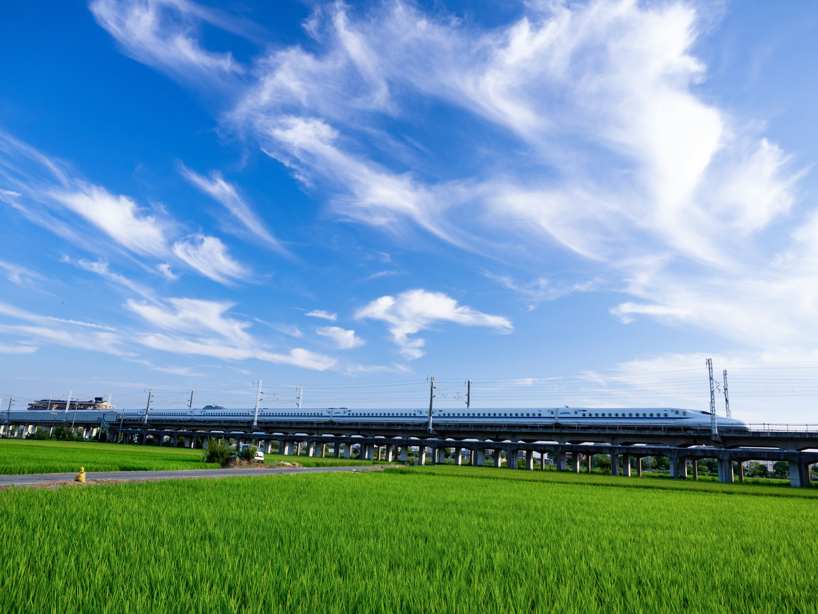 「青空を走り抜けるN700系」