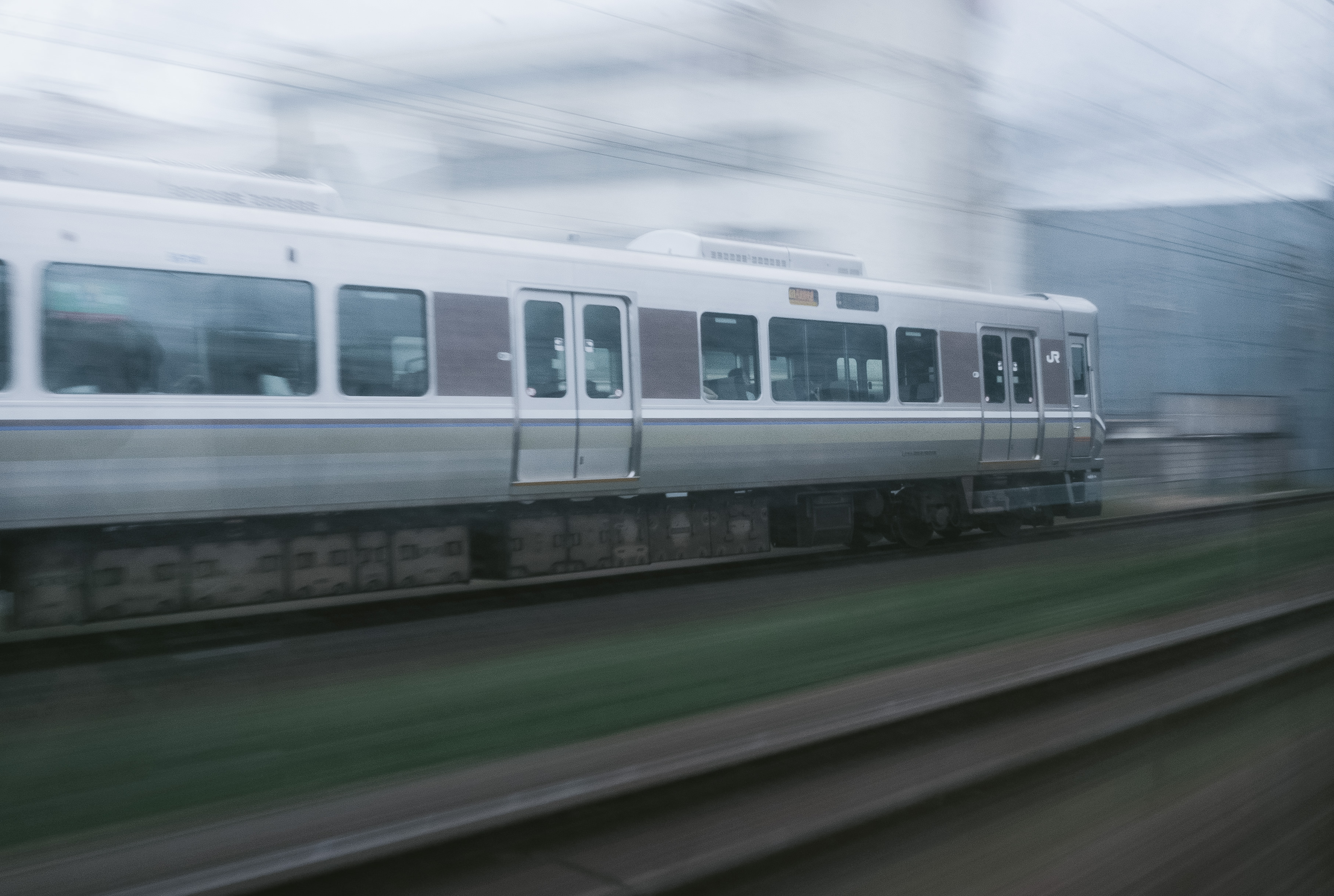 走行中の電車の写真を無料ダウンロード フリー素材 ぱくたそ