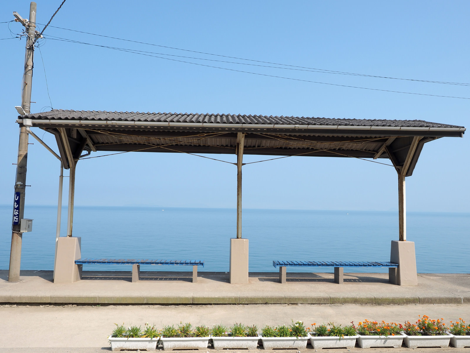 「海の見える駅（下灘駅）」の写真