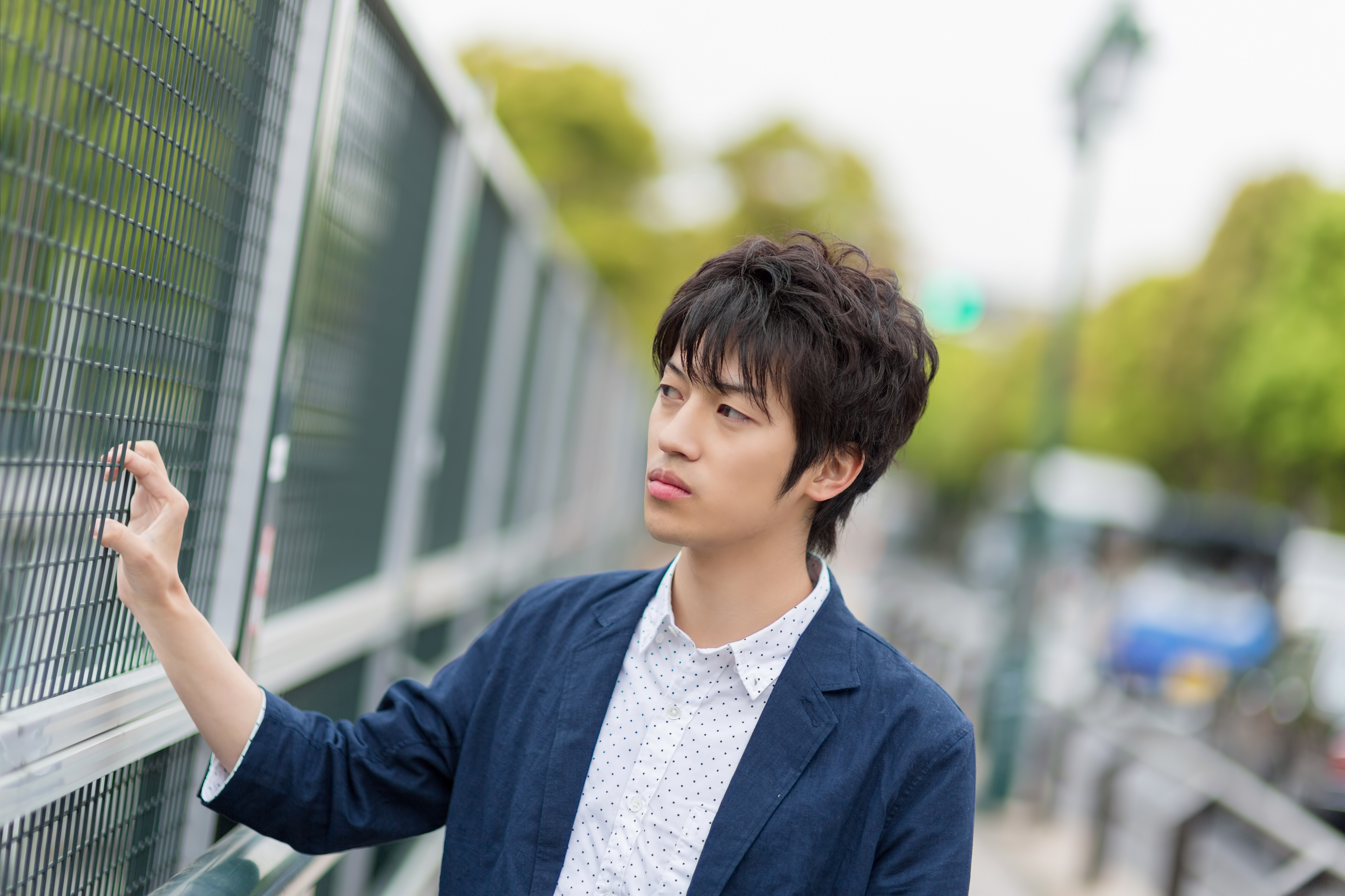 金網を握る青年の写真素材 ぱくたそ