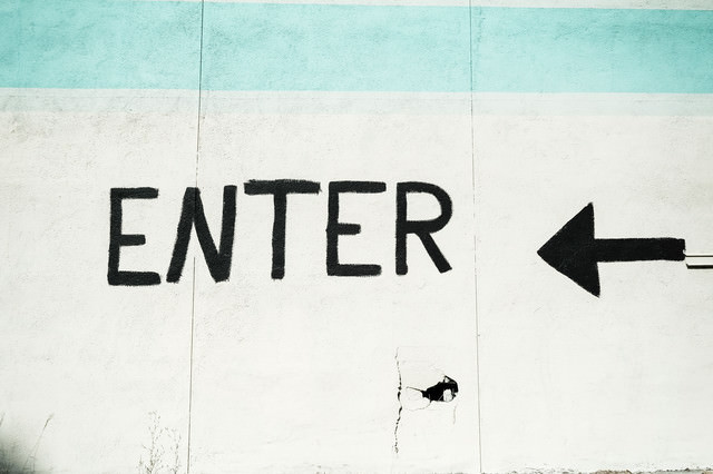 「壁に書かれた「ENTER」の文字」のフリー写真素材