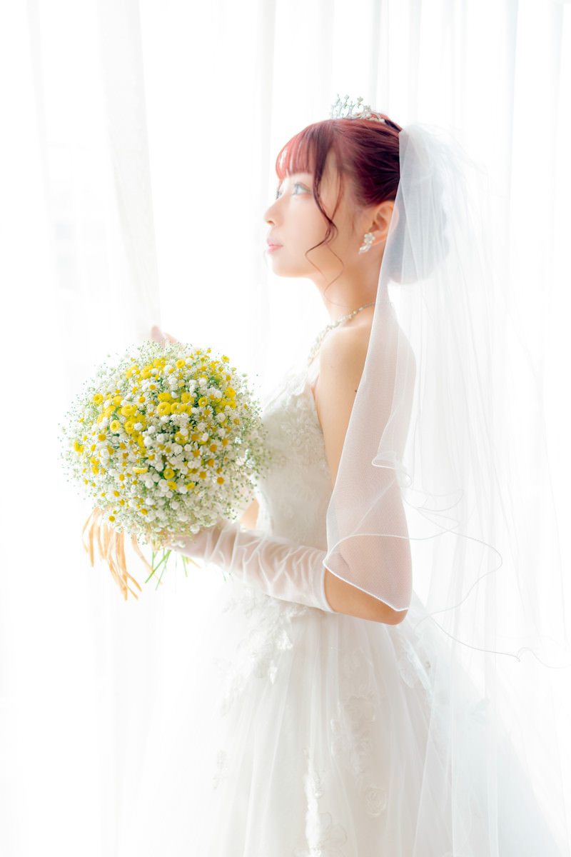 白いウェディングドレス姿の花嫁の写真素材 ぱくたそ