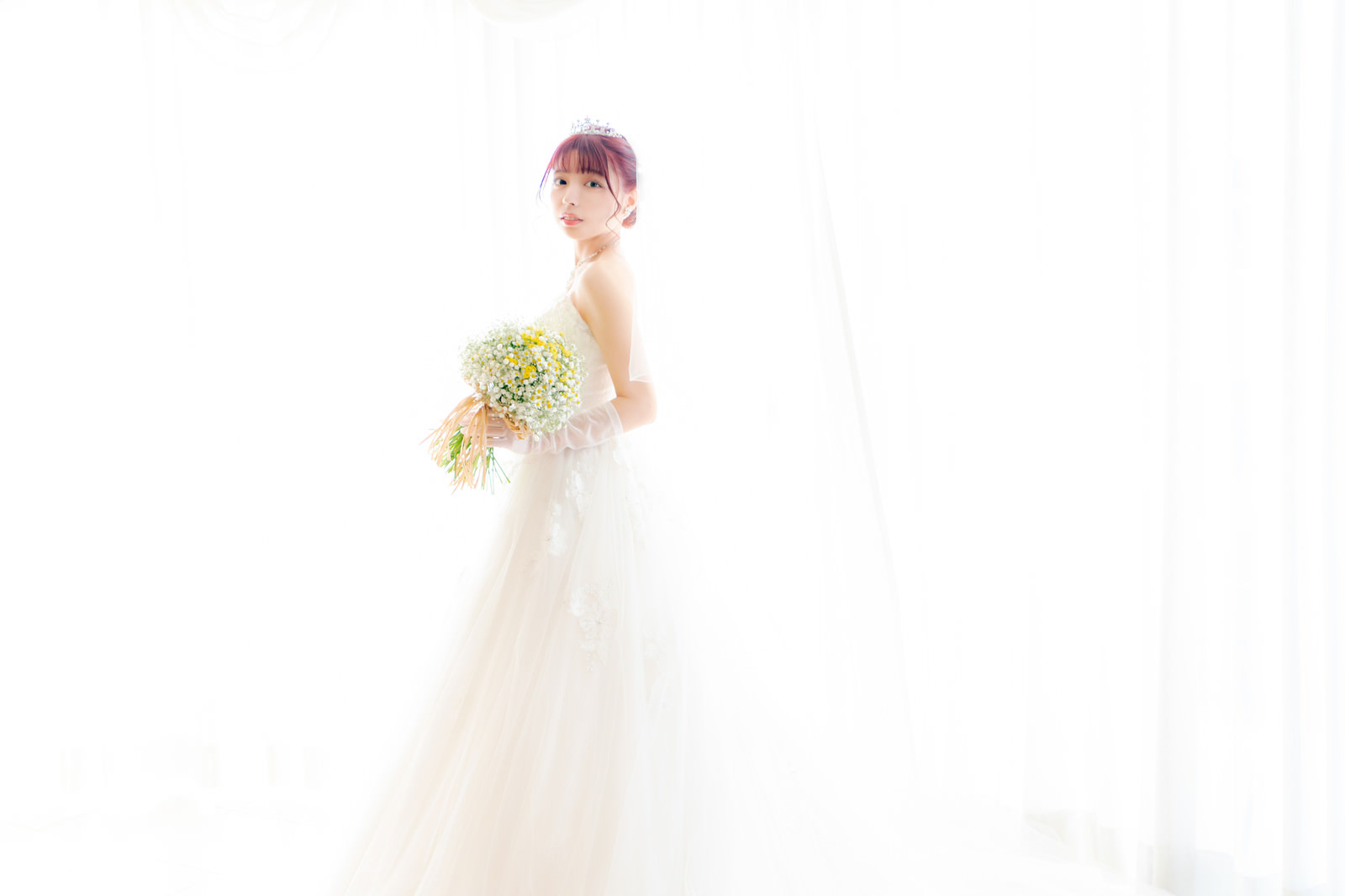 「白いウェでlングドレス姿で登場した花嫁 | フリー素材のぱくたそ」の写真［モデル：高尾実生］