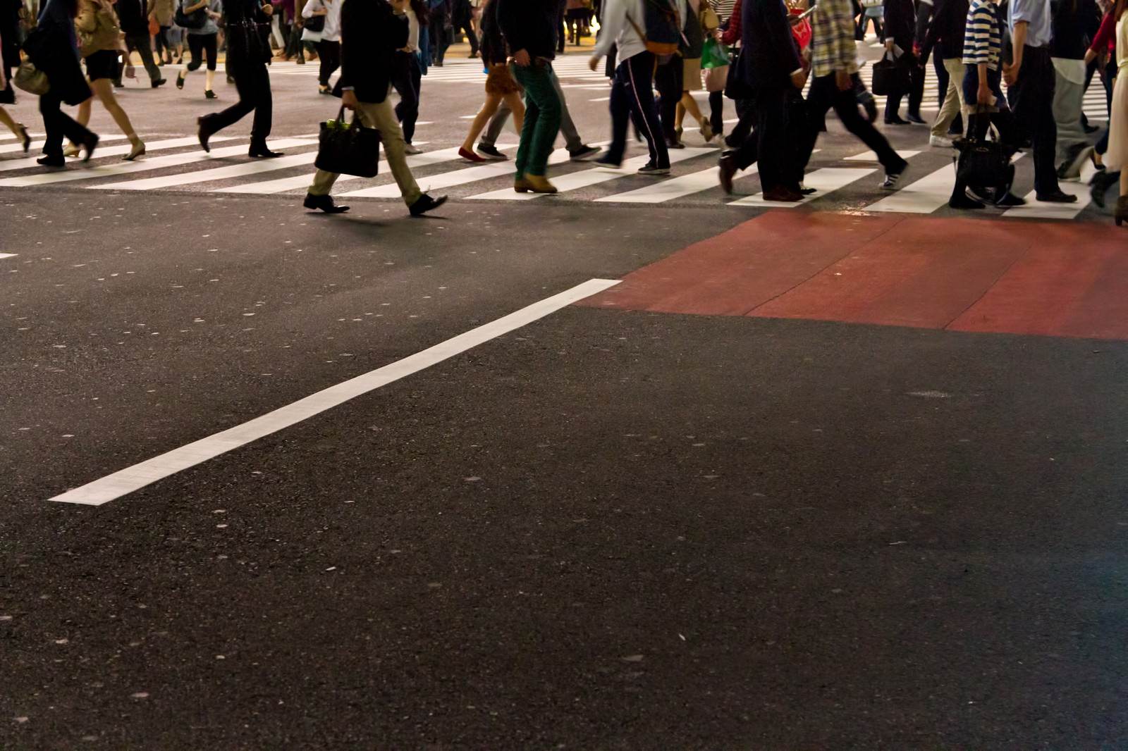 「横断歩道を歩く人々」の写真