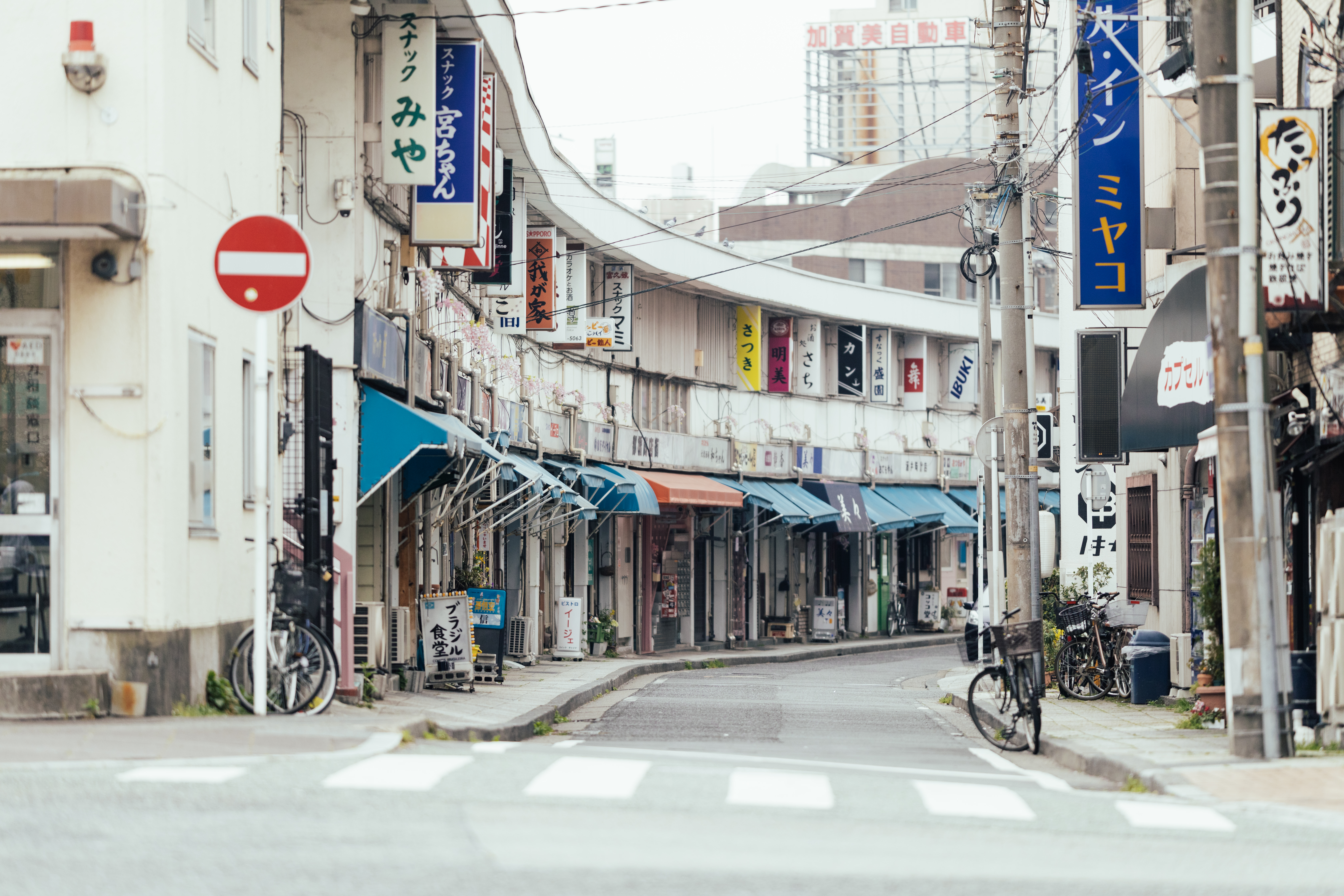 昼の都橋商店街の写真素材 ぱくたそ