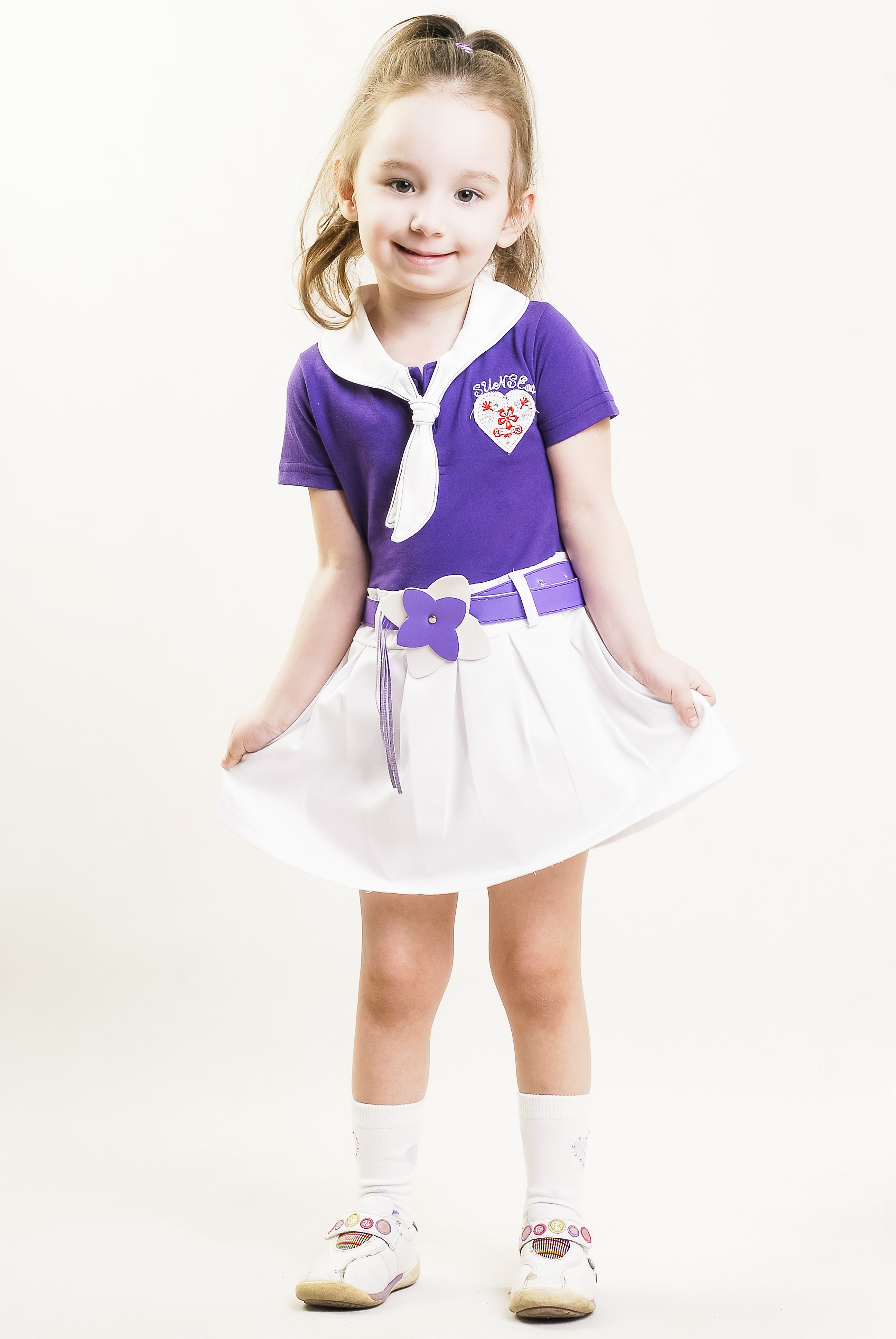 スカートの裾を両手で摘みながら笑顔でポーズをきめる女の子の写真素材 ぱくたそ