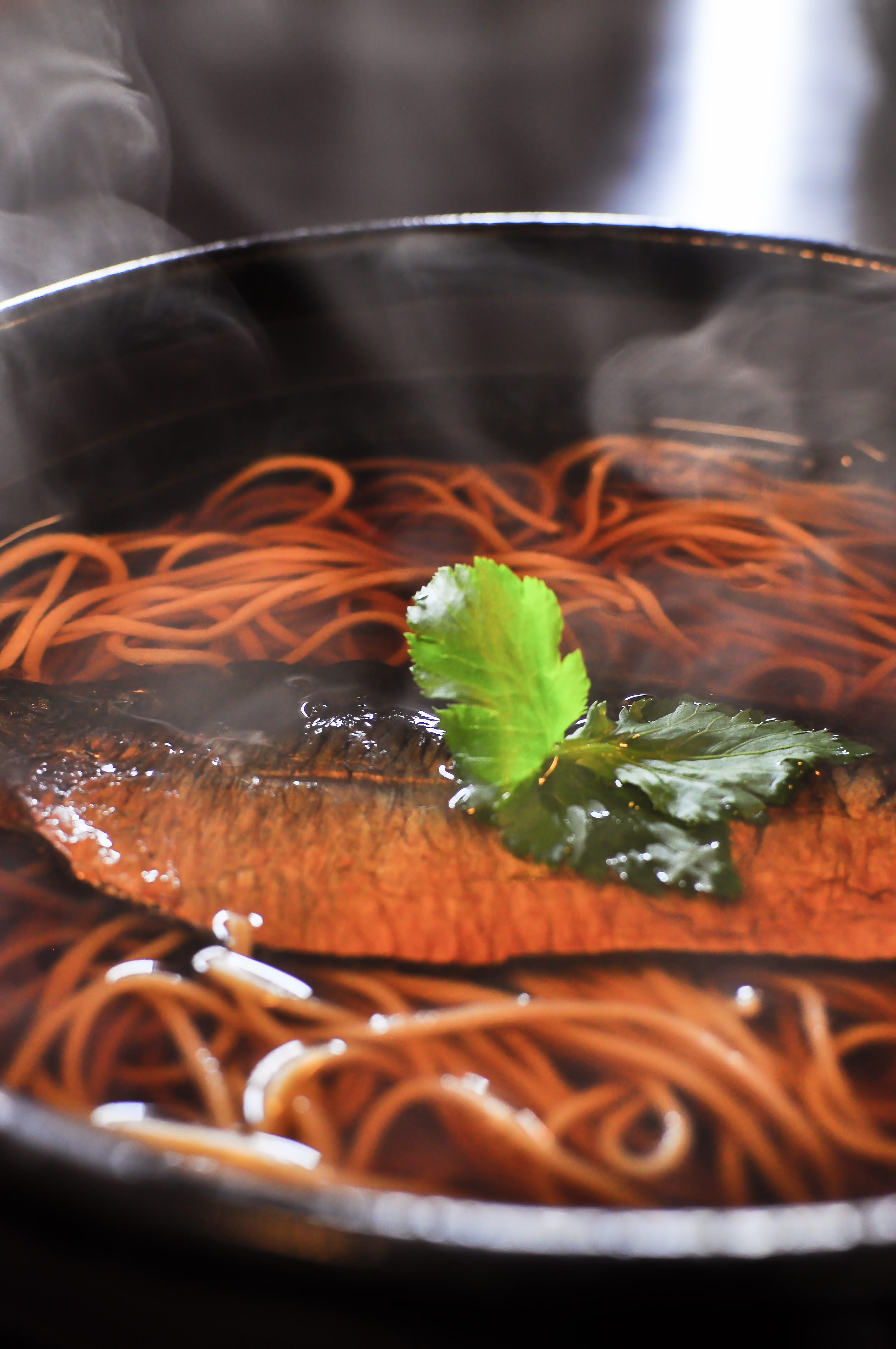 湯気が立ち上がるにしんそばの写真素材 ぱくたそ