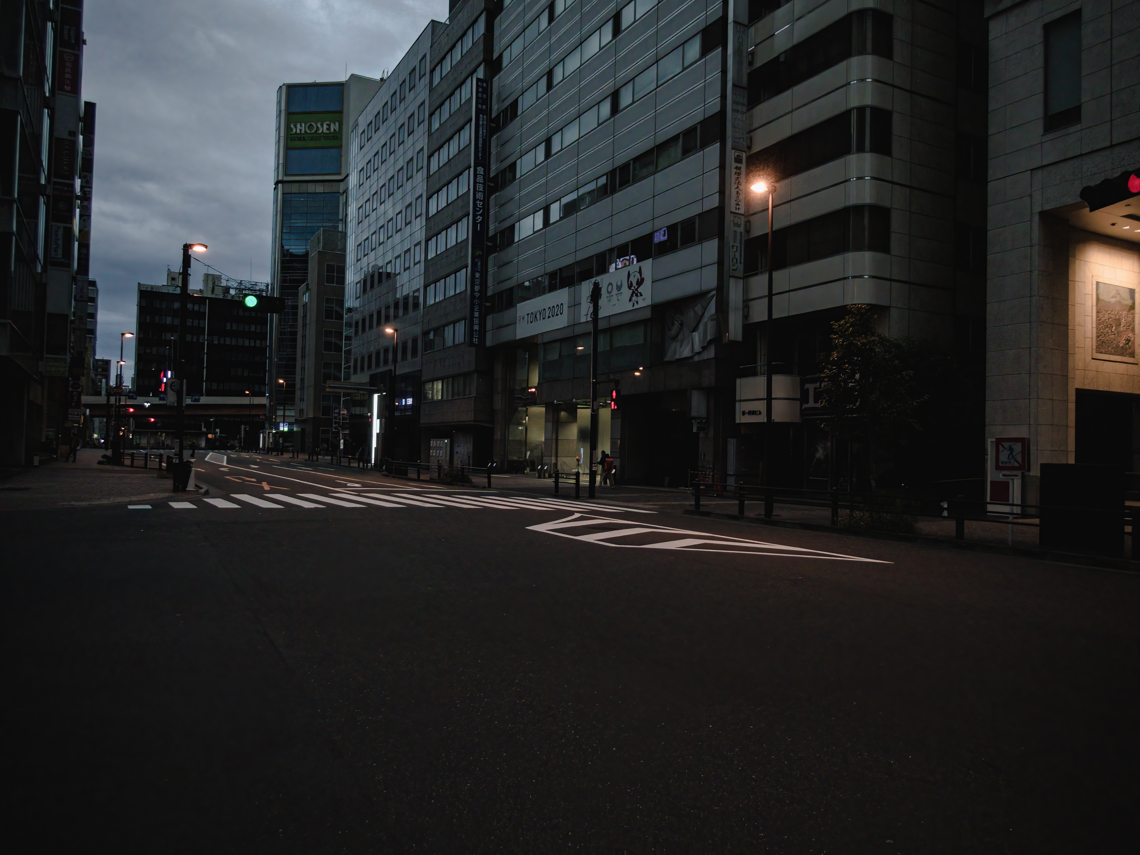 早朝誰もいない秋葉原の車道の写真素材 ぱくたそ