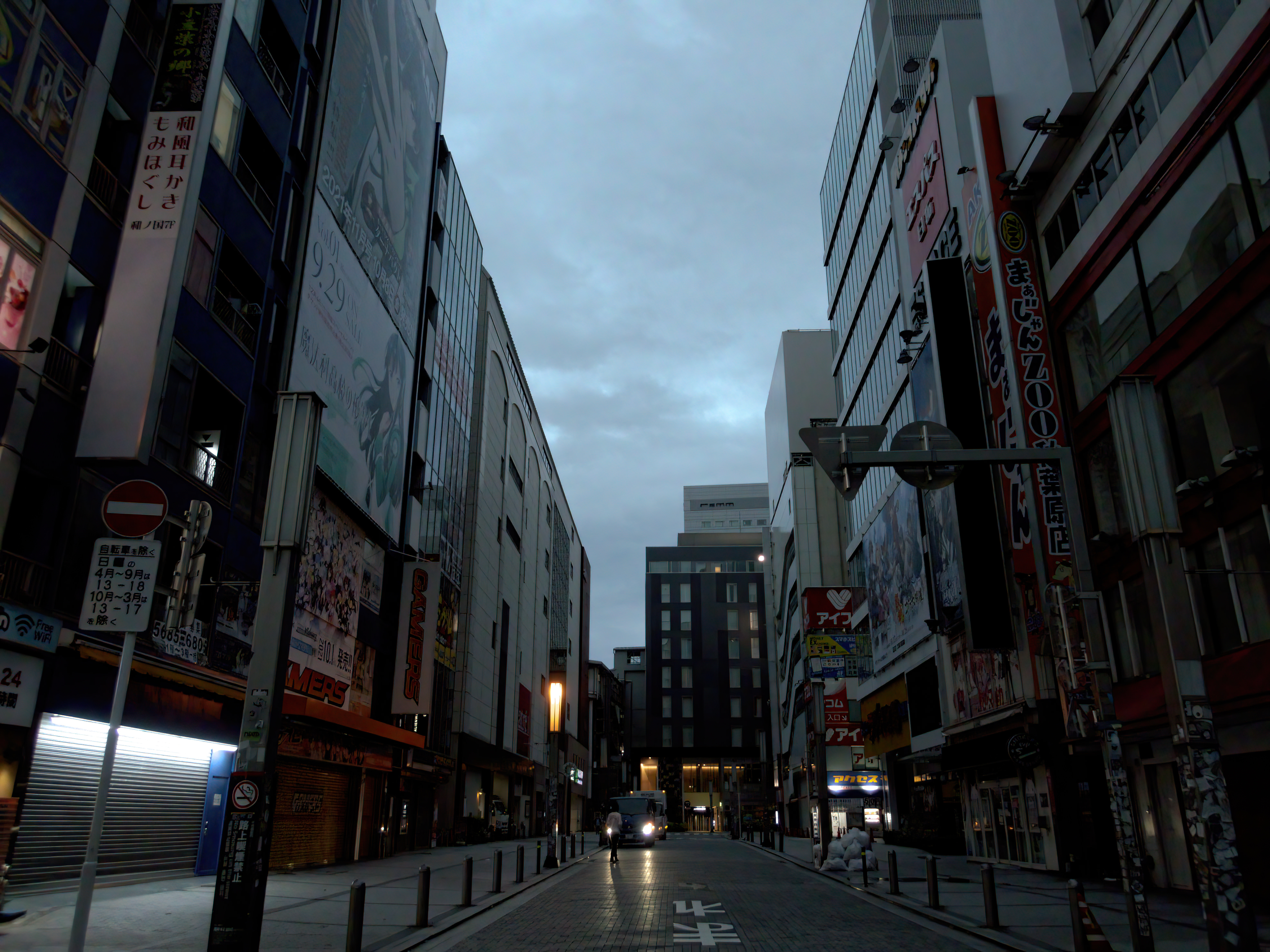 秋葉原のビルに囲まれた路地 早朝 の写真素材 ぱくたそ