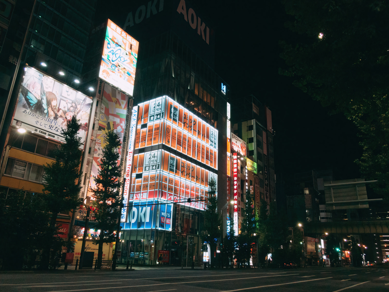 「秋葉原の快活クラブの建物の前」の写真
