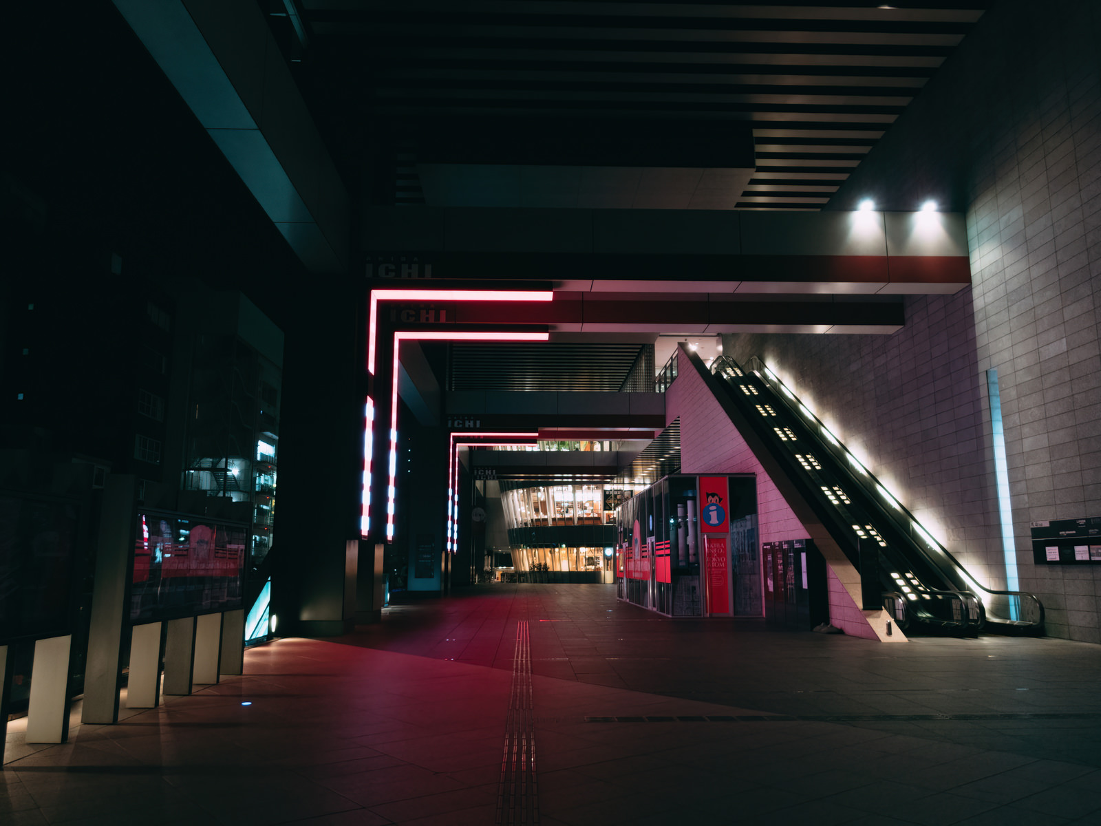 「深夜の近代的建物のAKIBA ICHIの通路」の写真