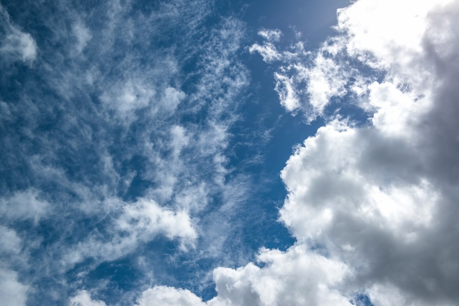 昼の太陽と青い空 雲の写真 画像 フリー素材 ぱくたそ