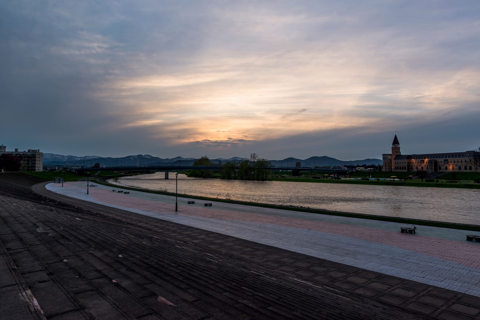 「旭川の夕暮れ | ぱくたそフリー素材」の写真