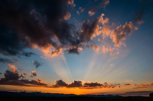 夕暮れの空と伸びた光