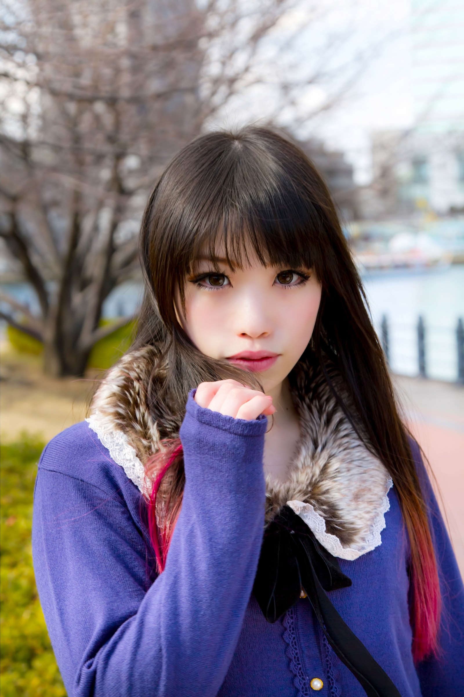 冬の街道でこちらを見つめる女性の写真素材 ぱくたそ 冬の街道でこちらを見つめる女性の写真素材 ぱくたそ