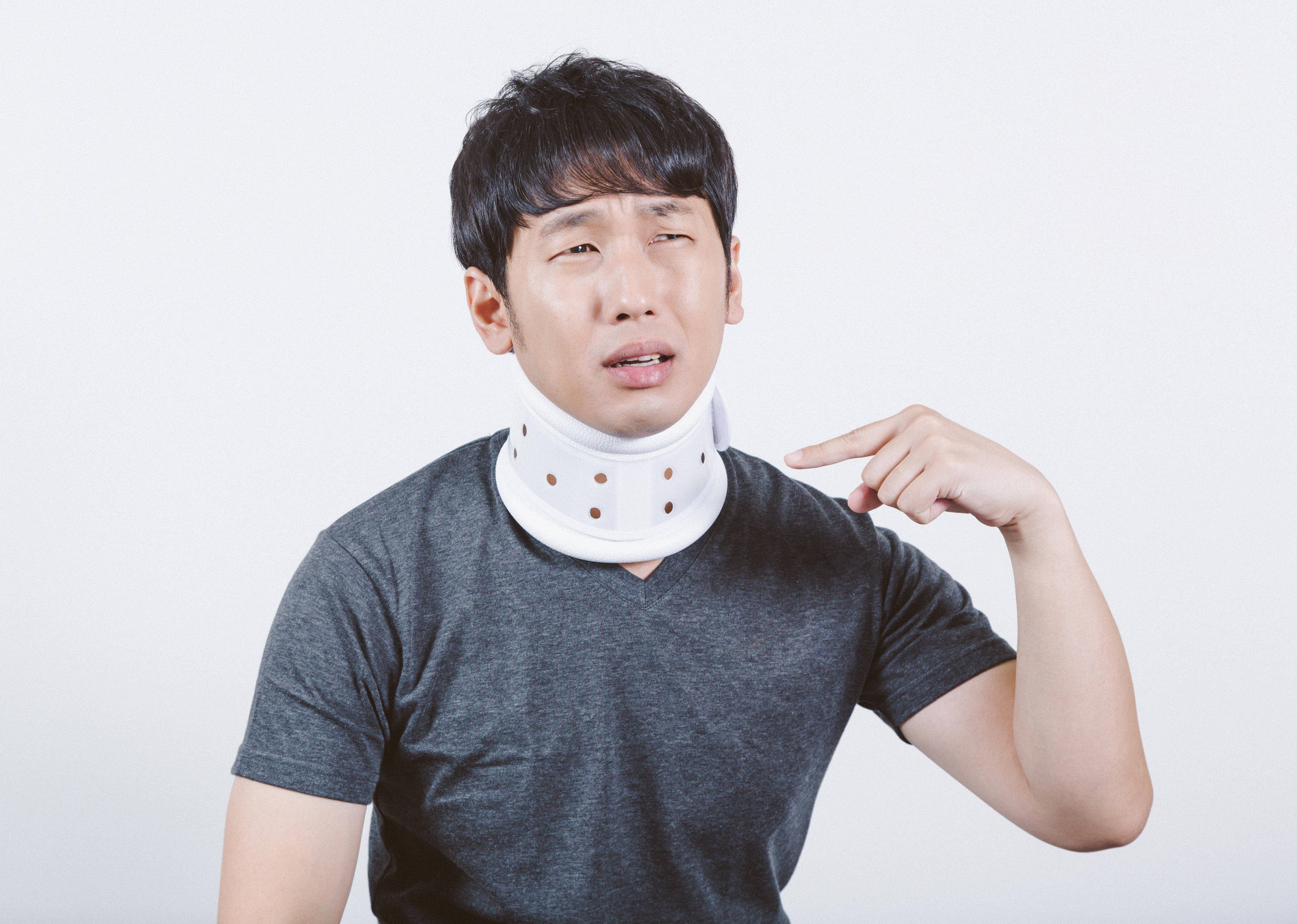 むち打ちでギブスが辛い男性の写真素材 ぱくたそ むち打ちでギブスが辛い男性の写真素材 ぱくたそ
