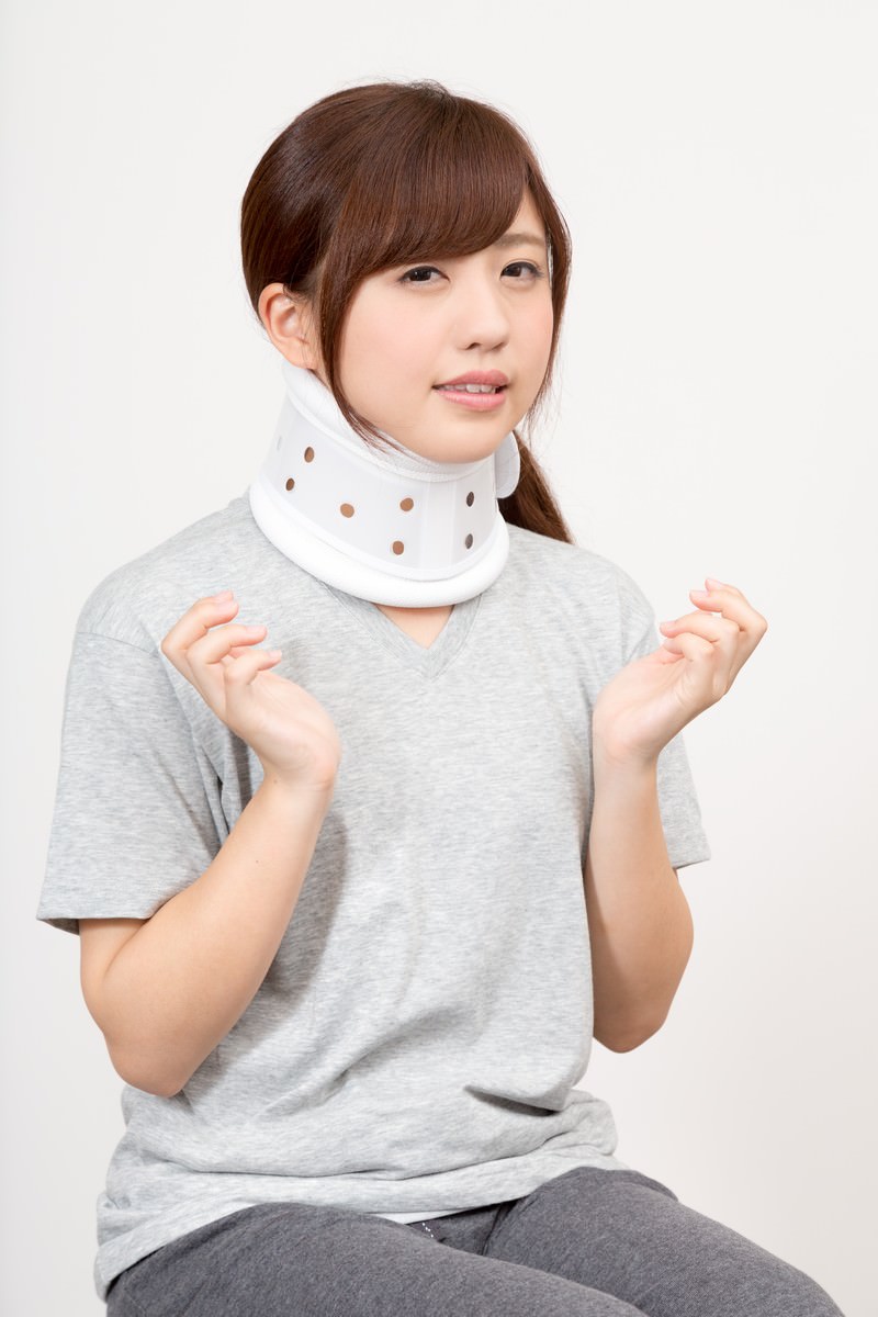 頚椎カラーを付けた首が痛い女性の写真を無料ダウンロード フリー素材 ぱくたそ