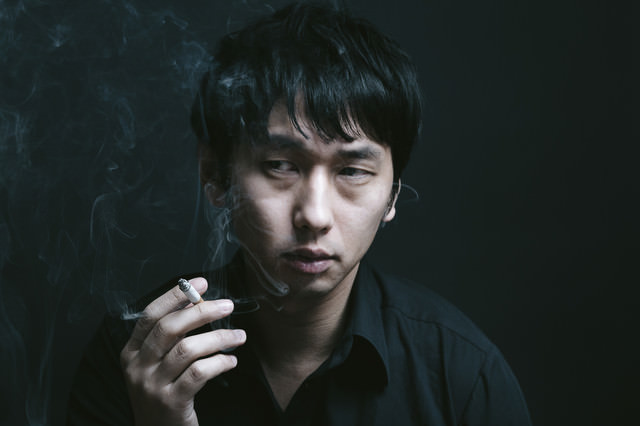 暗い喫煙室で煙草を吸う男性の無料の写真素材 フリー素材 をダウンロード ぱくたそ