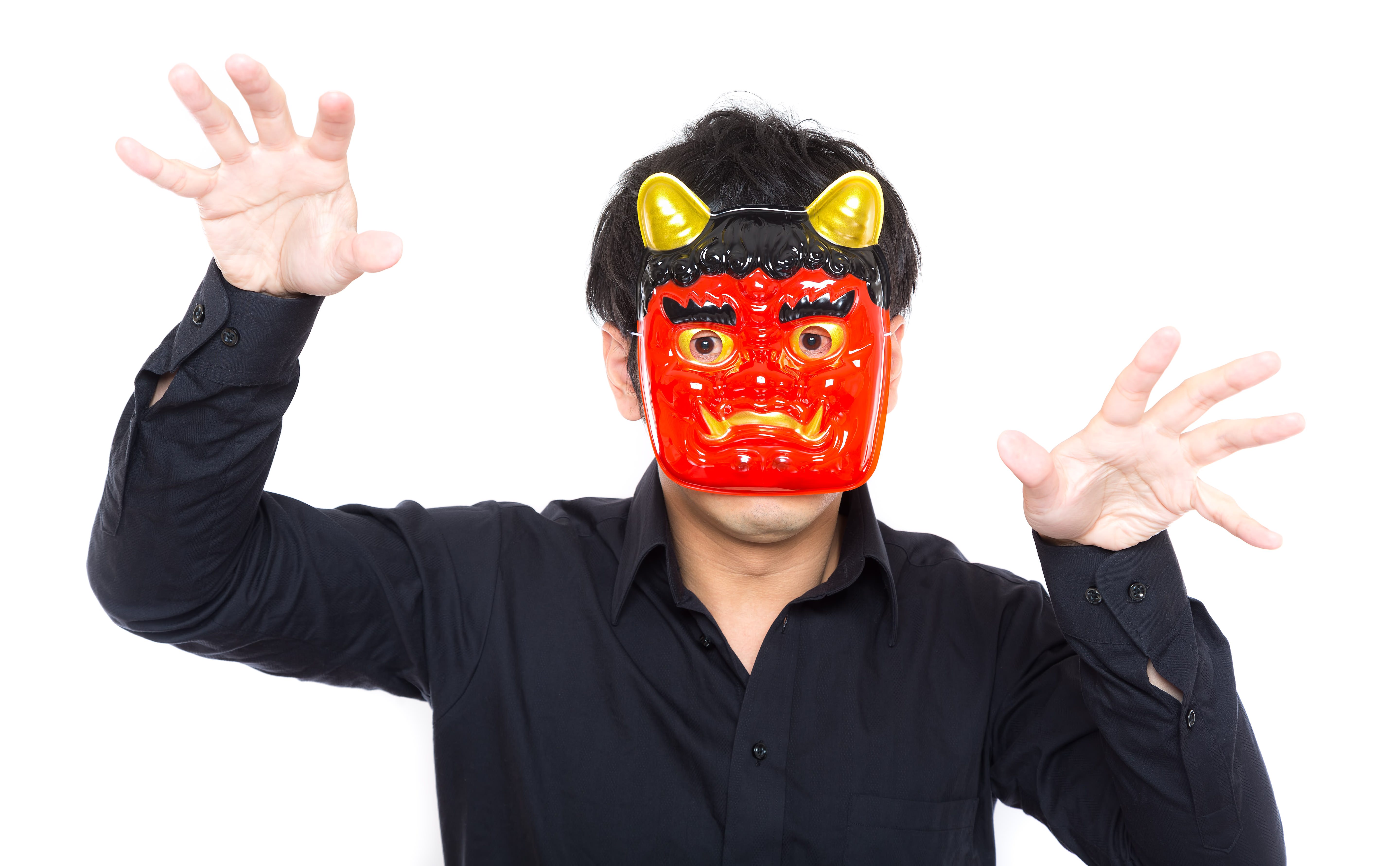 節分の行事で両手を広げ子供たちを威嚇する保育士の写真素材 ぱくたそ