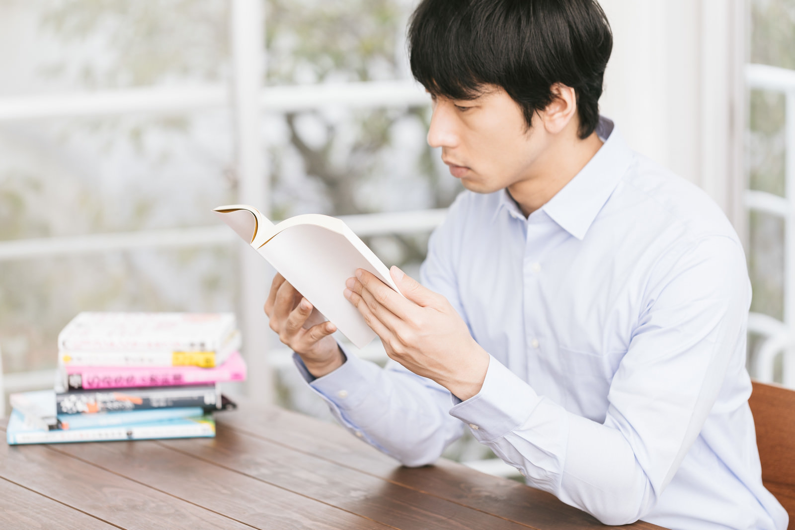 「積ん読を処理する非読書家積ん読を処理する非読書家」［モデル：大川竜弥］のフリー写真素材を拡大