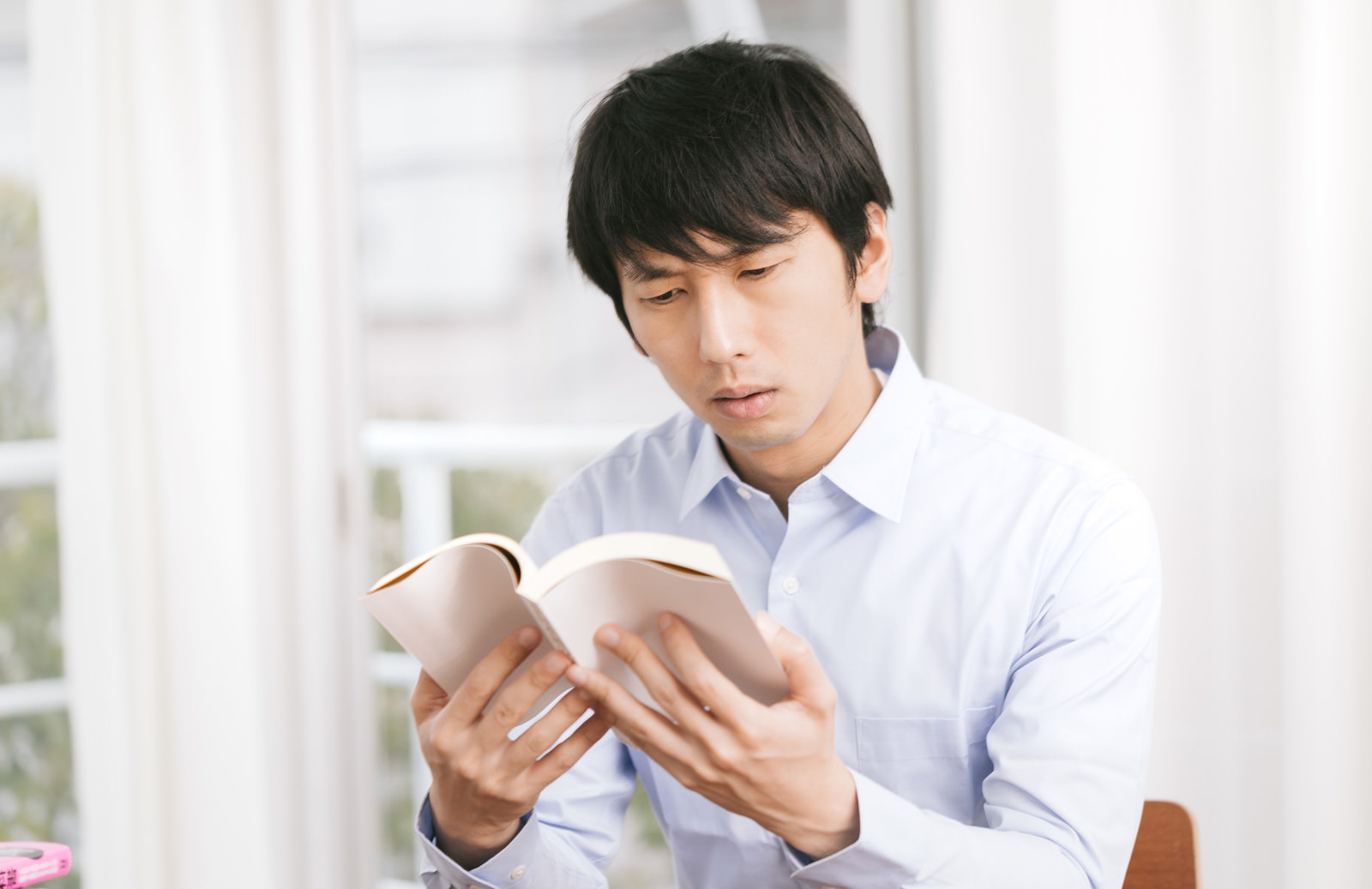 「あれ？このページ昨日も読んだなあれ？このページ昨日も読んだな」［モデル：大川竜弥］のフリー写真素材を拡大