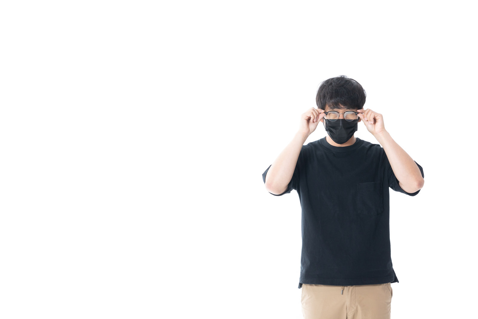 「マスクをしながら眼鏡をかける」の写真［モデル：大川竜弥］