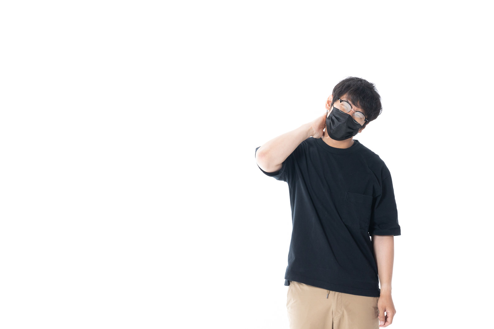 「マスクをしながら眼鏡をすると曇って見えない | フリー素材のぱくたそ」の写真［モデル：大川竜弥］