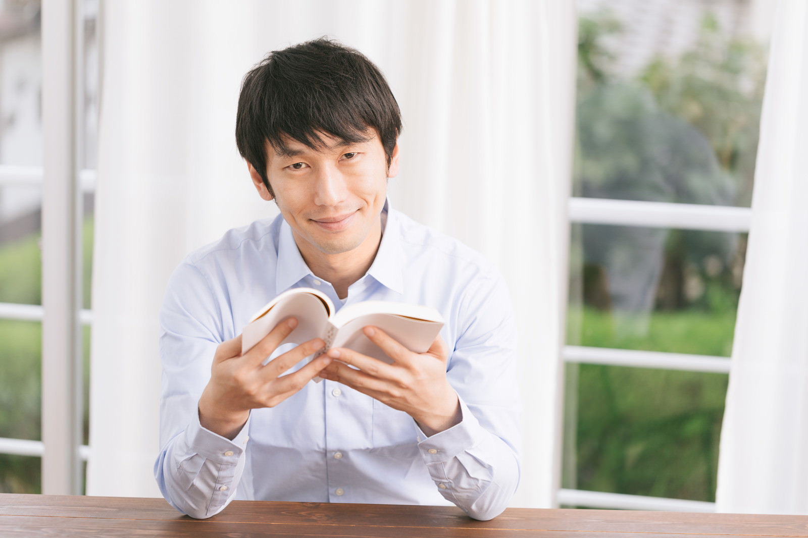 書評記事で生計を立てるプロブロガーの写真を無料ダウンロード フリー素材 ぱくたそ