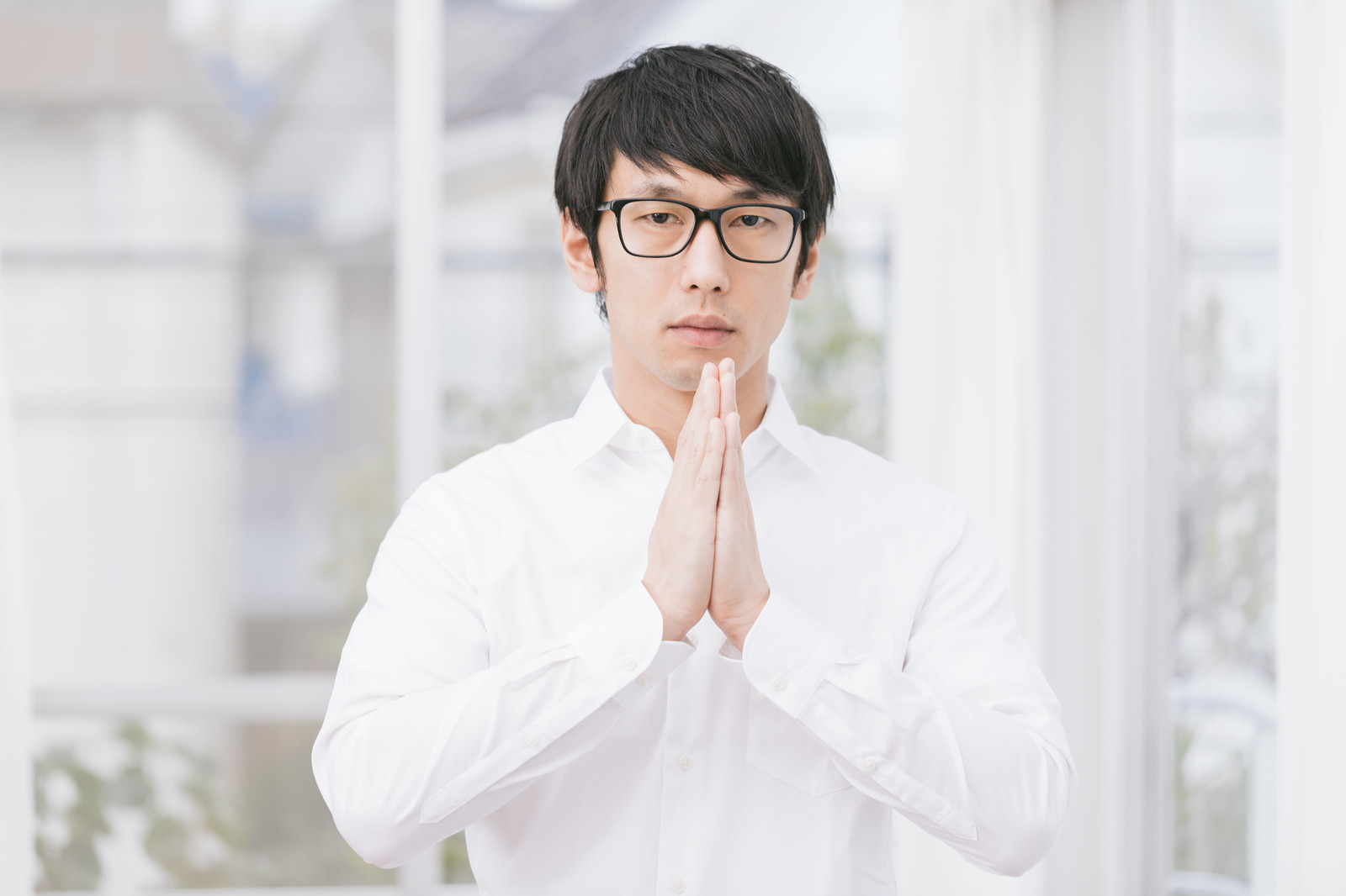 「おててのしわとしわをあわせても不幸せ」の写真［モデル：大川竜弥］