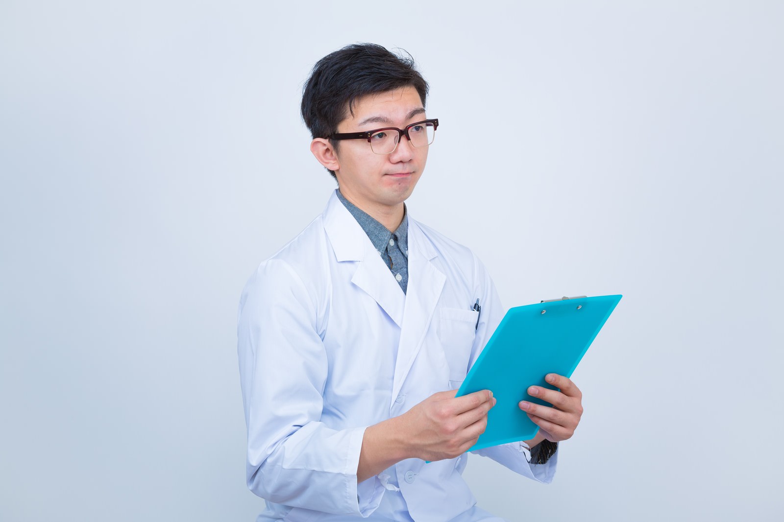 「診察を開始する若い医者 | フリー素材のぱくたそ」の写真［モデル：OZPA］