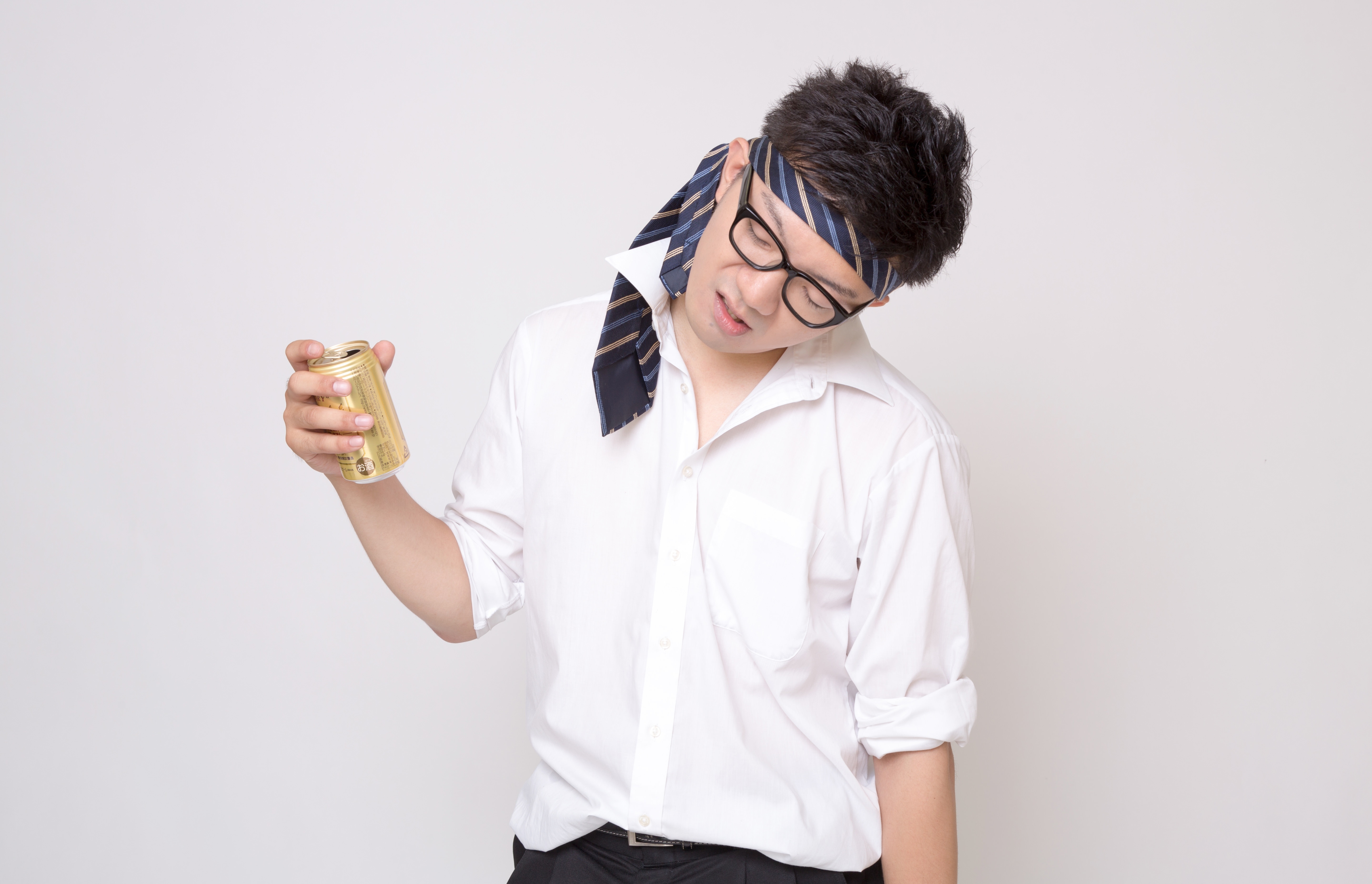 缶ビールを持った酔っぱらった会社員の写真を無料ダウンロード フリー素材 ぱくたそ