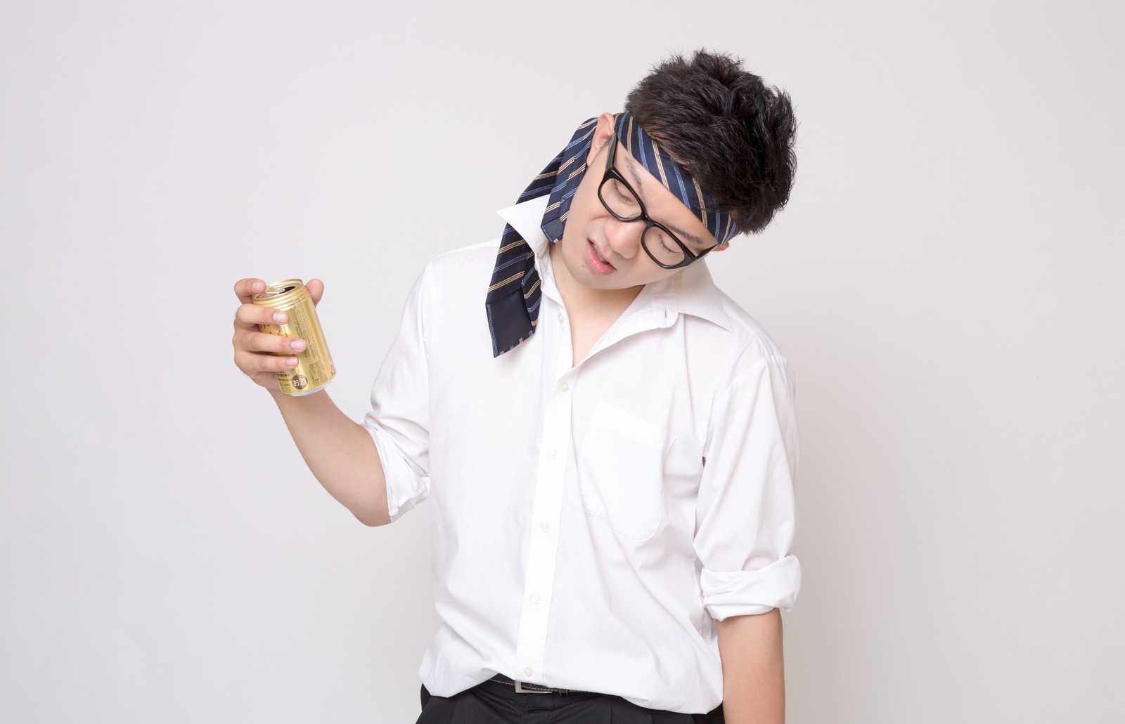 「缶ビールを持った酔っぱらった会社員」の写真［モデル：OZPA］