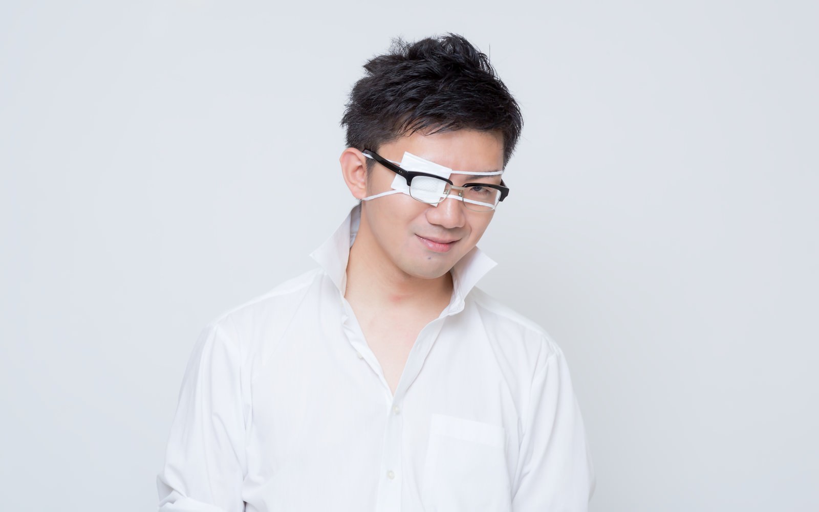 オレけっこう強いけどどうする と薄ら笑いをする謎の眼帯男の写真を無料ダウンロード フリー素材 ぱくたそ オレけっこう強いけどどうする と薄ら笑いをする謎の眼帯男の写真を無料ダウンロード フリー素材 ぱくたそ