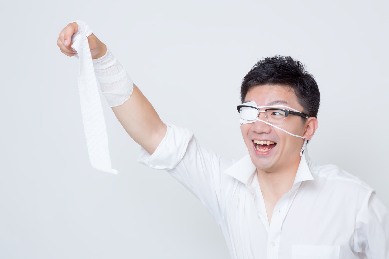 天光満る処に我は在り 叫びと共に忌まわしき呪帯を解き放ち 全てを無に帰すると喜ぶワイシャツ姿の男性会社員の写真素材 ぱくたそ