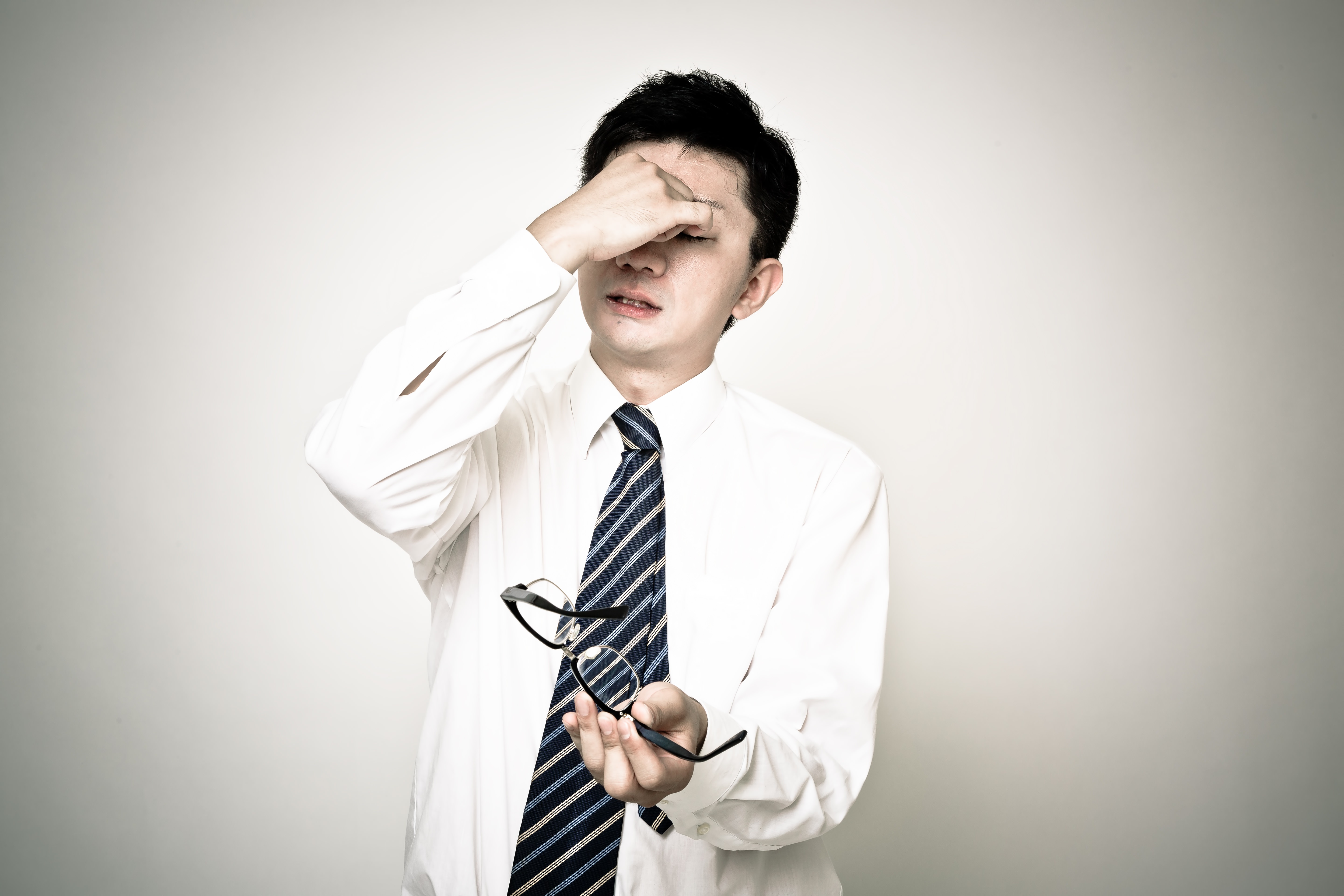 目の奥が痛いサラリーマンの写真素材 ぱくたそ