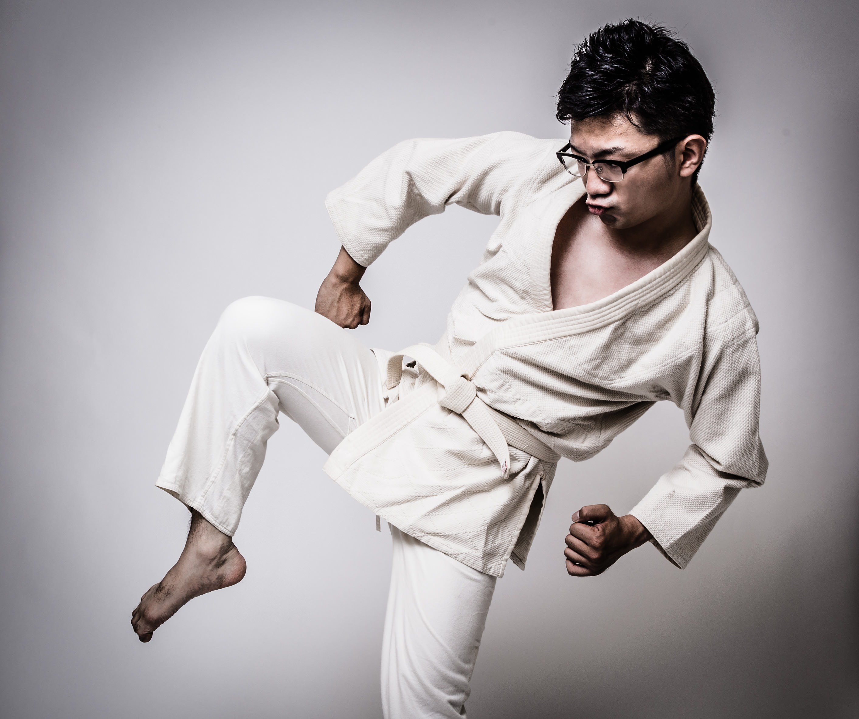 膝蹴りをきめる白帯の男性の写真素材 ぱくたそ