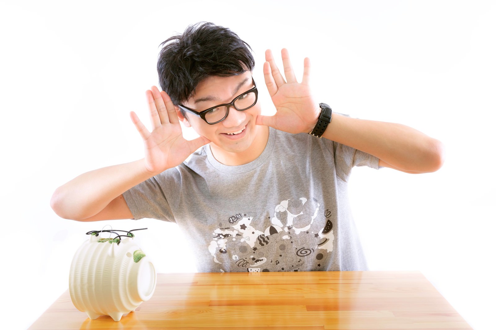いないいないバァ をするtシャツ男子と何事にも動じない蚊取りブタの写真を無料ダウンロード フリー素材 ぱくたそ いないいないバァ をするtシャツ男子と何事にも動じない蚊取りブタの写真を無料ダウンロード フリー素材 ぱくたそ