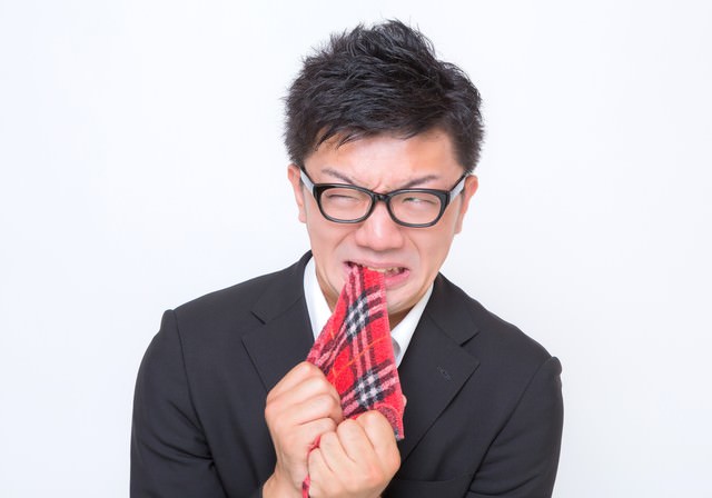 悔しくてハンカチを噛む眼鏡男子