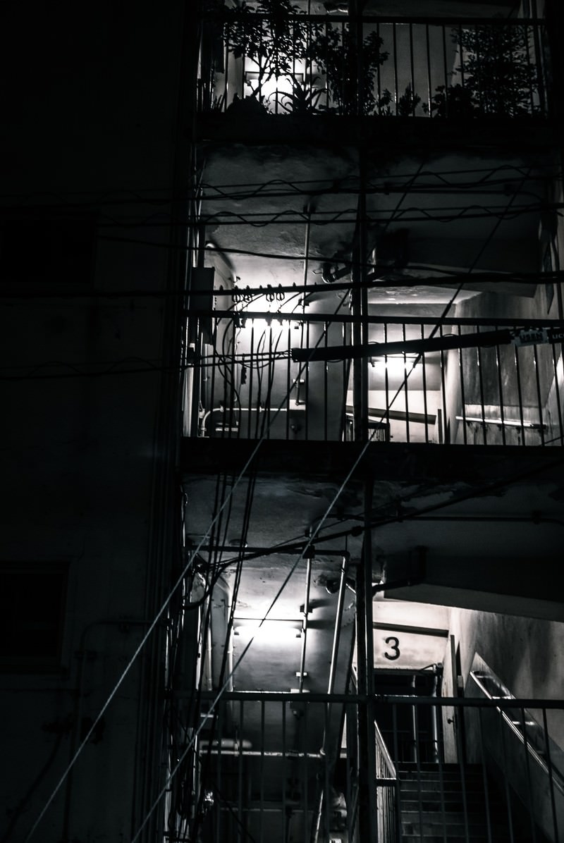 「深夜のマンションの階段」の写真