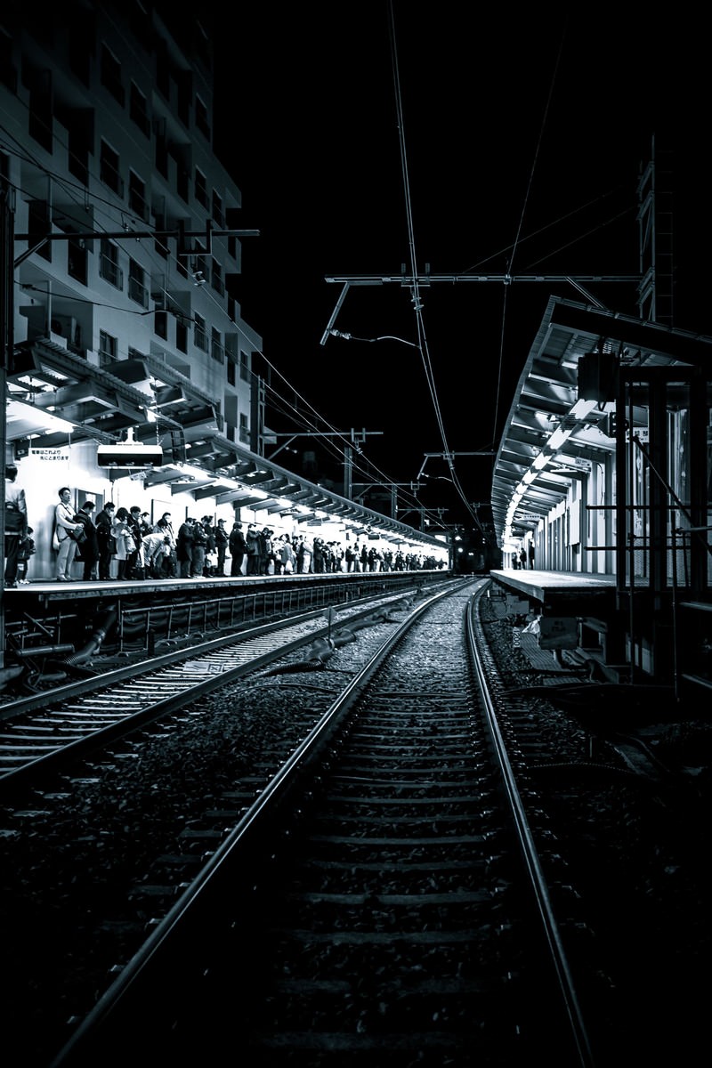 終電間際 混雑する駅構内の写真素材 ぱくたそ