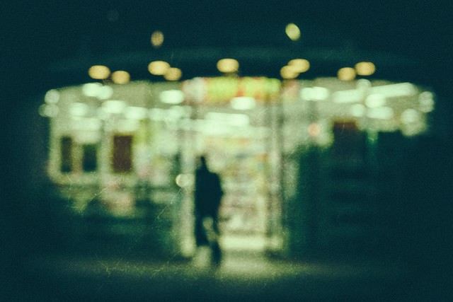 深夜のコンビニ ノイズ の写真素材 ぱくたそ