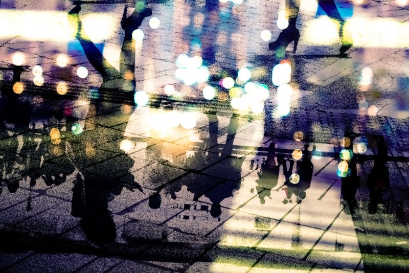 都会の喧騒を映すアスファルト（フォトモンタージュ）の無料の写真素材