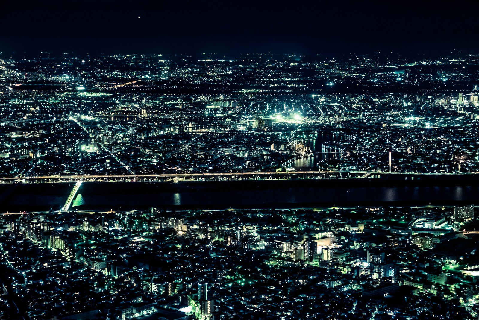 光り輝く都会の夜景 フリー素材のぱくたそ