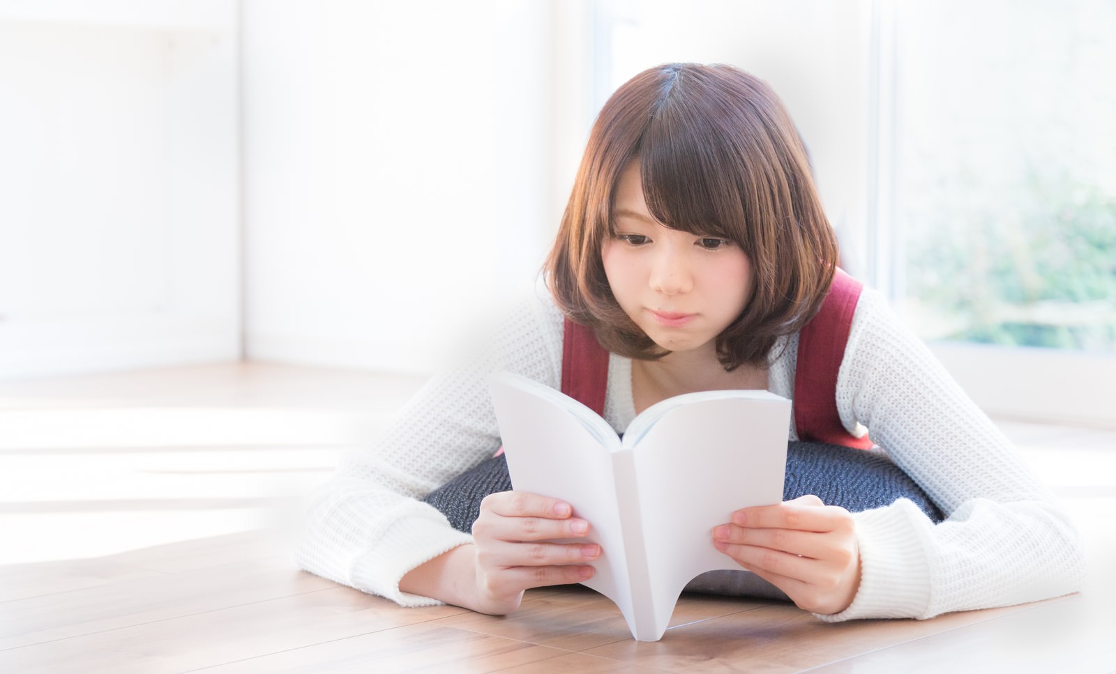 「休日を読書で過ごす女性」の写真［モデル：みき。］