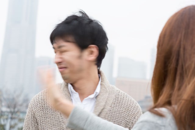 「この浮かれポンチ！」と平手打ちされる男性