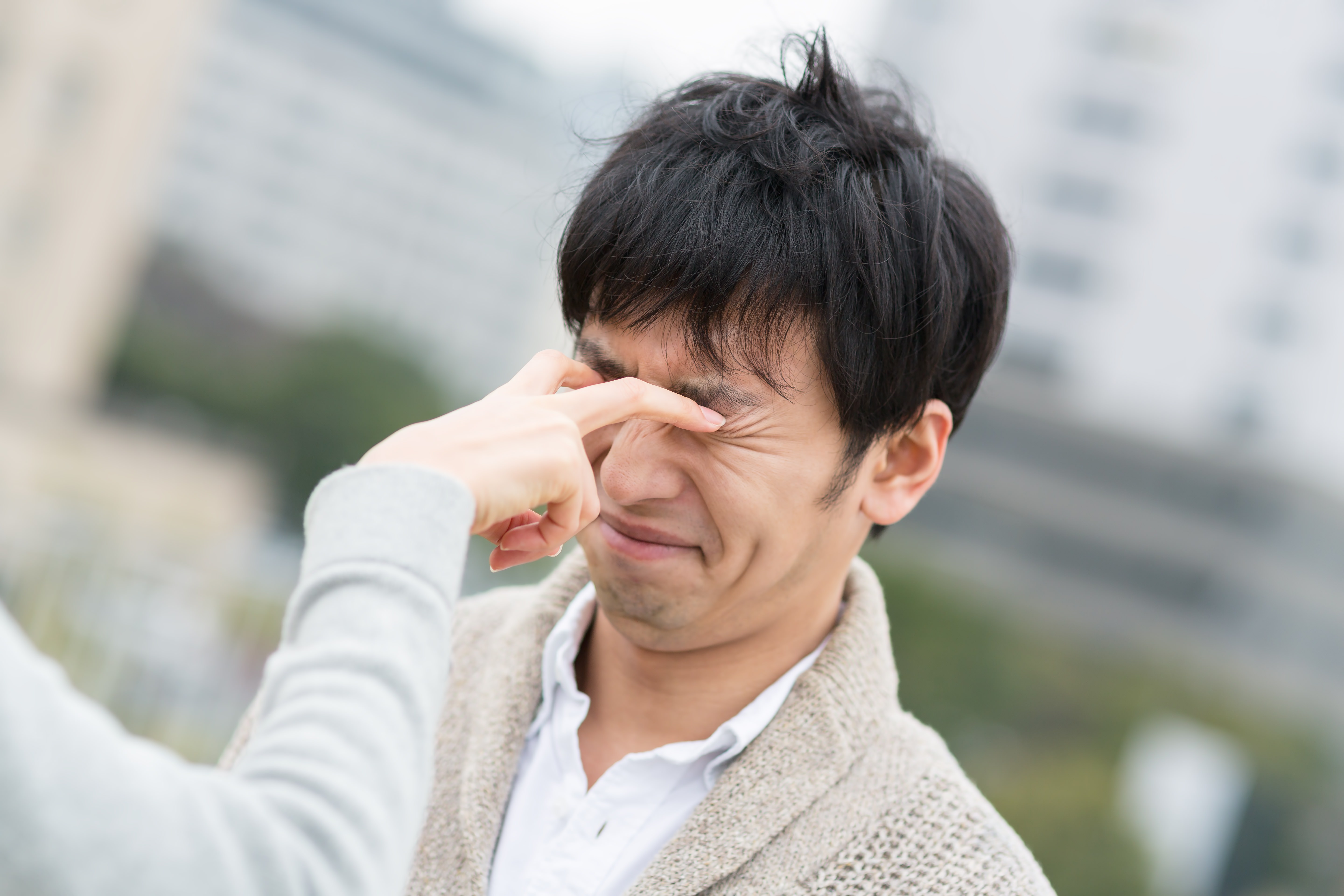 恋人との喧嘩で目を潰される男性の写真を無料ダウンロード フリー素材 ぱくたそ 恋人との喧嘩で目を潰される男性の写真を無料ダウンロード フリー素材 ぱくたそ