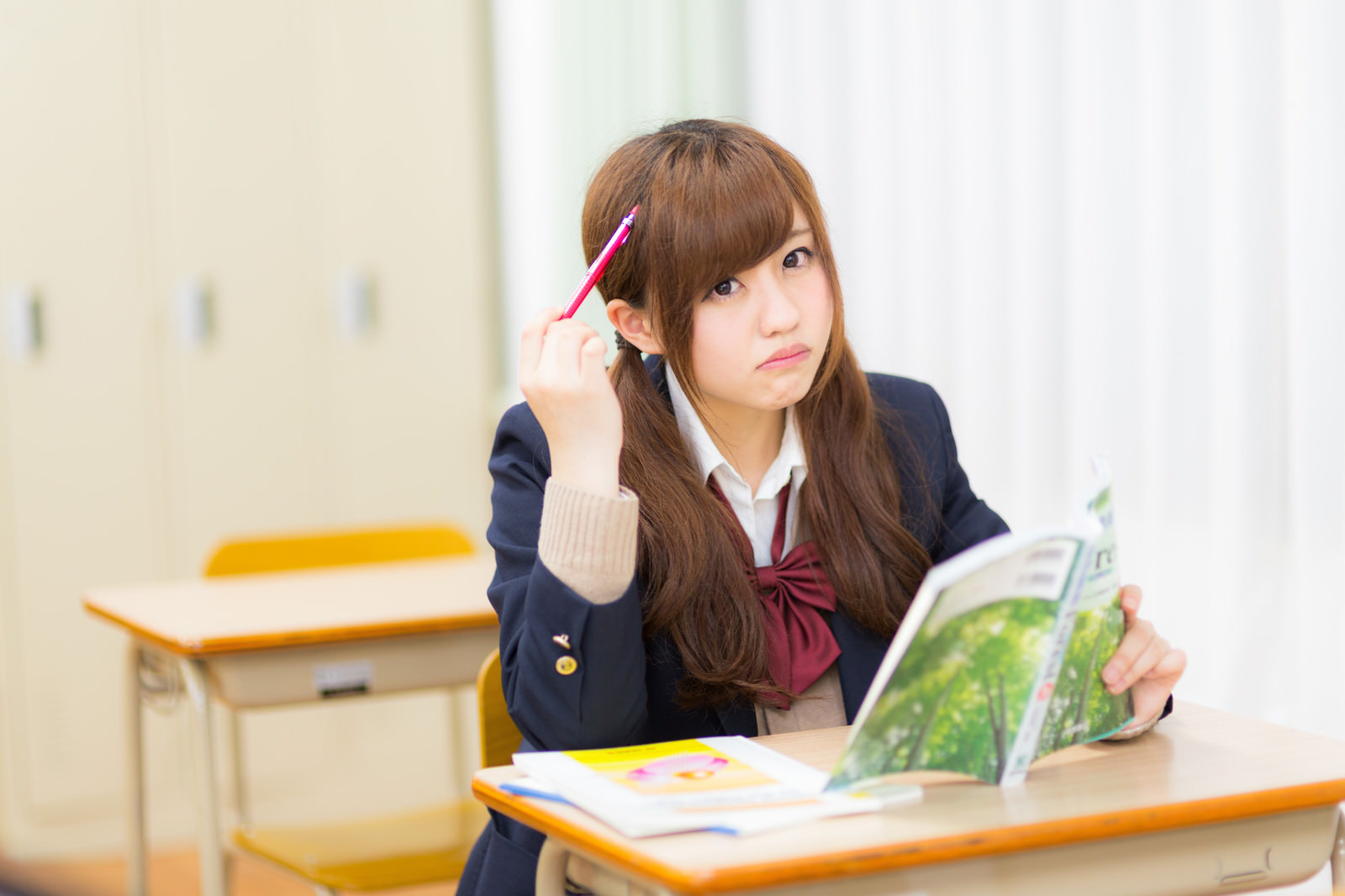 「居残りで勉強する女子高生」の写真［モデル：河村友歌］